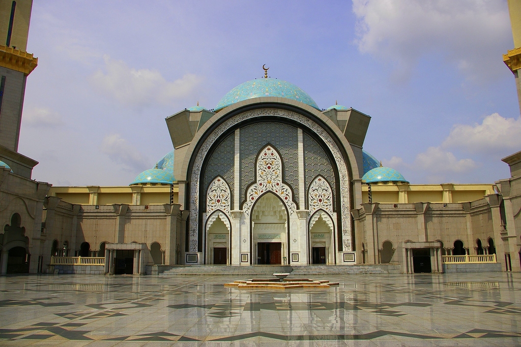 Wilayah Persekutuan Mosque in Malaysia (courtyard).jpg