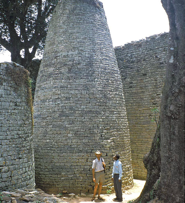 Zimbabwe_Great_Zimbawbwe_Tower.jpg