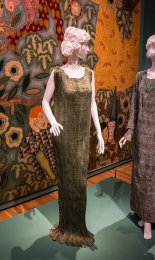 800px-Delphos_dress_-_Mariano_Fortuny_(38691635635).jpg