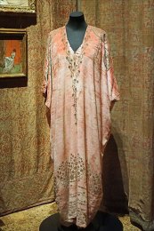 1915-20_pink_velvet_mantle_or_coat_by_Mariano_Fortuny_(Musée_Fortuny,_Venise).jpg