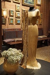 1920_Robe_Delphos_d'M._Fortuny_et_H._Negrin_(Musée_Fortuny,_Venise).jpg