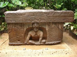 1024px-Altar_4_La_Venta_(Ruben_Charles).jpg